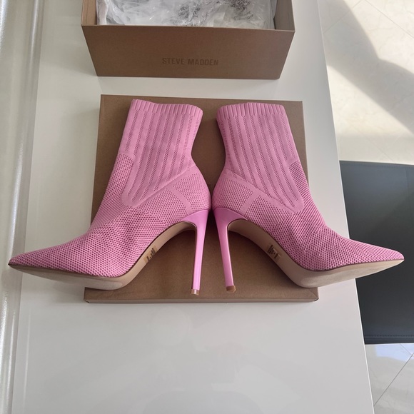 Steven Madden Discreet Knit Pointed Toe Sock Booties - Picture 5 of 11